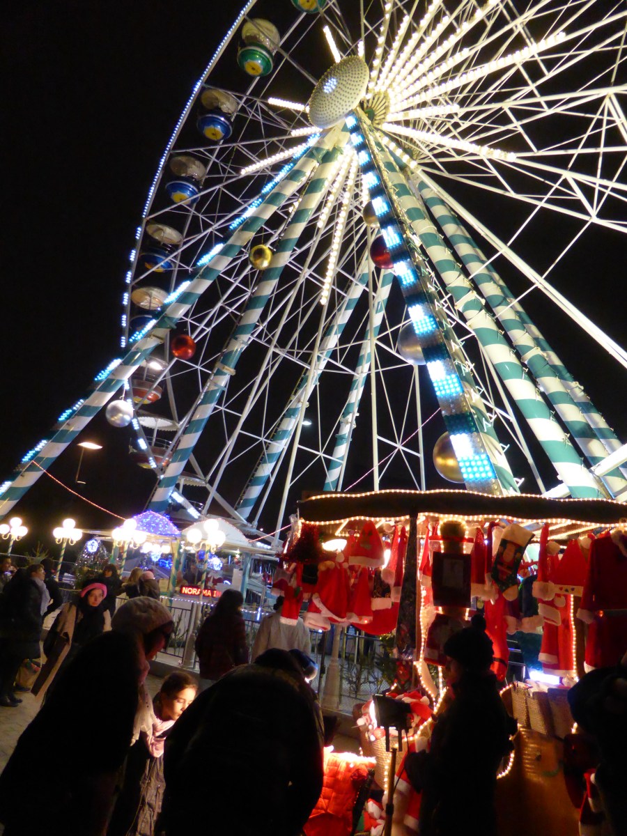 Grande Roue de Noël vue du bas